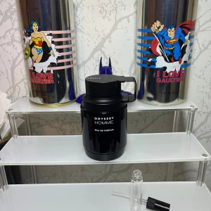 Odyssey Homme Eau de Parfum 5ml - Stilren och modern parfym för honom från Armaf. Odyssey Homme Eau de Parfum ger ett självsäkert intryck och passar perfekt för dig som vill sticka ut med en elegant touch. decant! i 5ml flaska