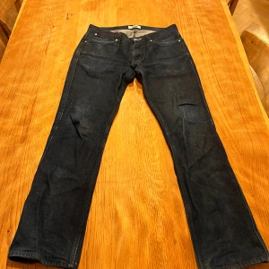 Mörkblå jeans från Acne Studios - Snygga mörkblå jeans från Acne Studios med klassisk femficksdesign och raka ben. Rak passform eventuellt lite slim. Knappt använda. Kolla sista bilden för rättvis färg. Priset är inte hugget i sten!