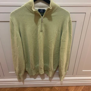 Boggi Milano 100% Kashmir - En riktigt schyst halv zip i 100% Kashmir från boggi Milano. Den är i fint skick vid frågor och funderingar är det bara att höra av er!