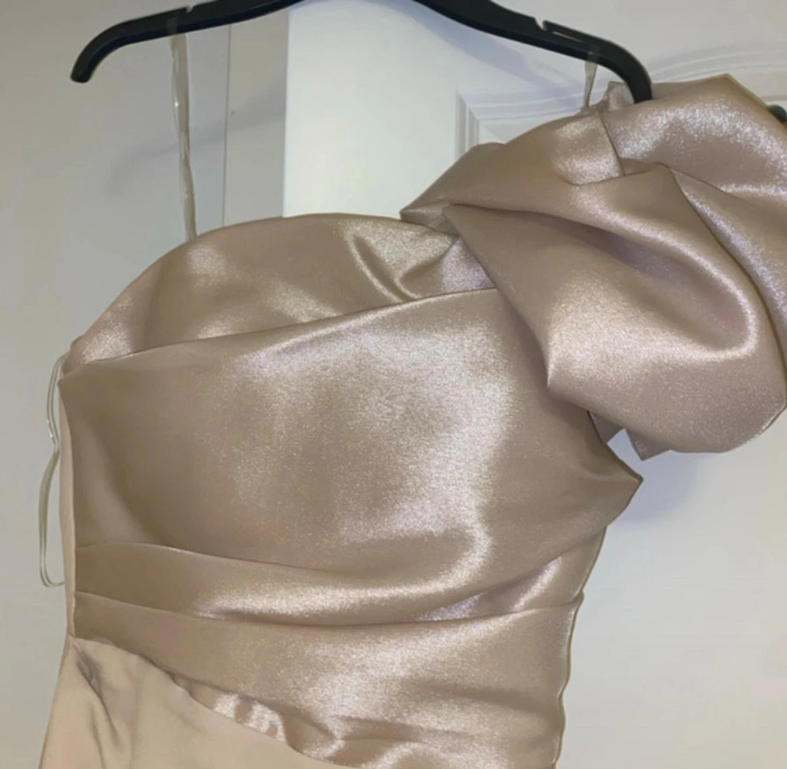 Champagnefärgad långklänning med volymärm - 1