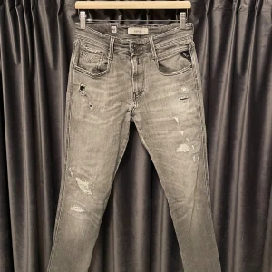 Replay anbass  - Replay anbass aged 10 - skick 7/10, bra skick förutom två mindre hål vid bakfickorna (bild 4), hålen går säkert att laga och jeansen är självklart fortfarande användbara - storlek 29/30, men passar 29/32! - schyssta jeans med as feta slitningar - hör av er vid frågor🙌