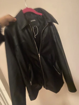 Svart skinnjacka från Monki - Säljer en snygg svart skinnjacka från Monki som knappt är använd då jag har för många jackor och måste göra mig av med några