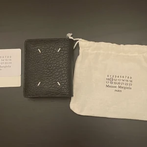 Maison Margiela plånbok - Minimalistisk svart plånbok från Maison Margiela. 