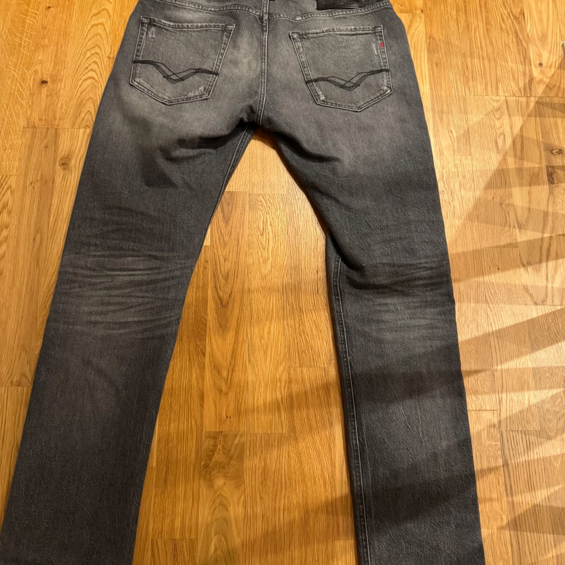 Grå slitna jeans från Replay Rocco - 1