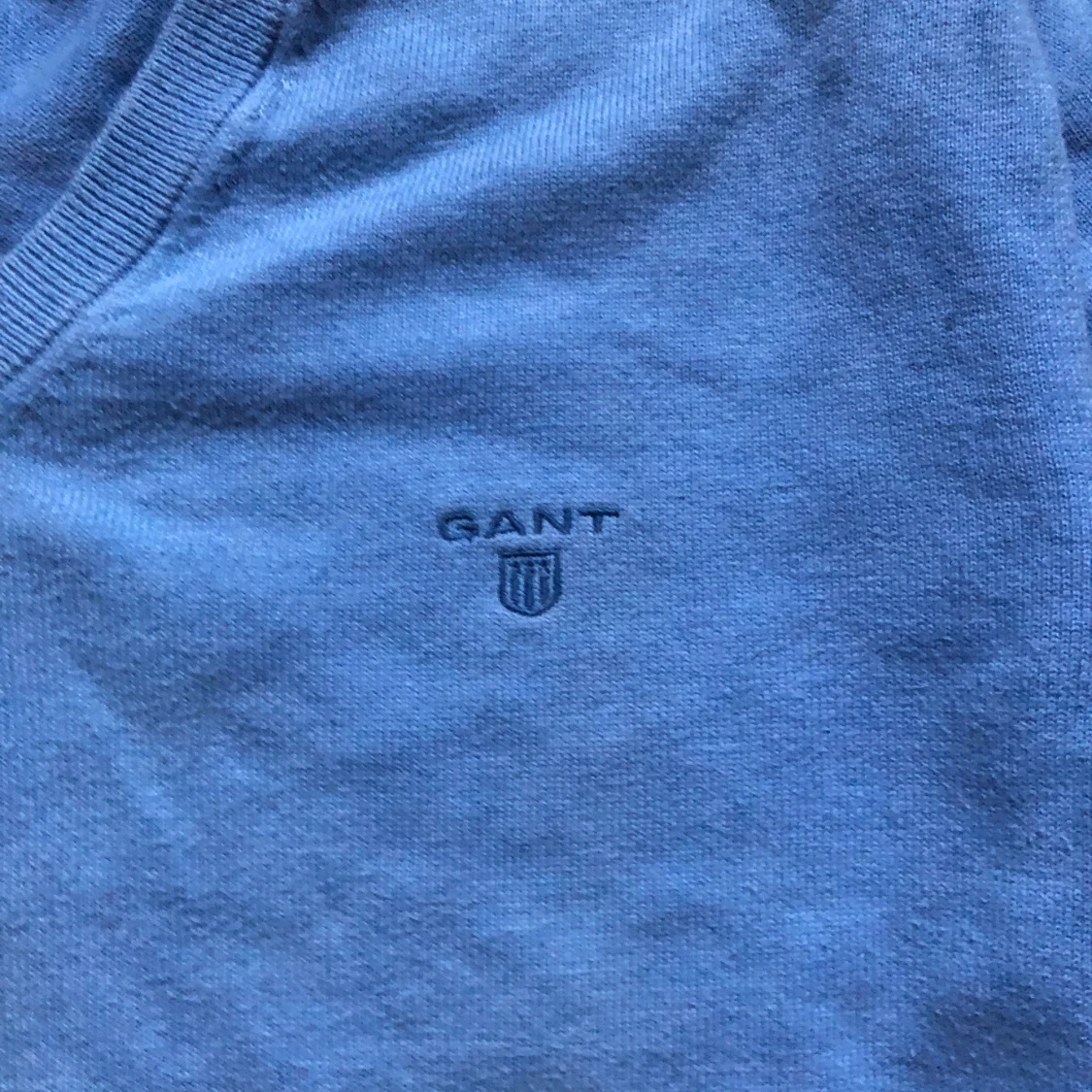 Ljusblå v-ringad tröja från GANT - 2