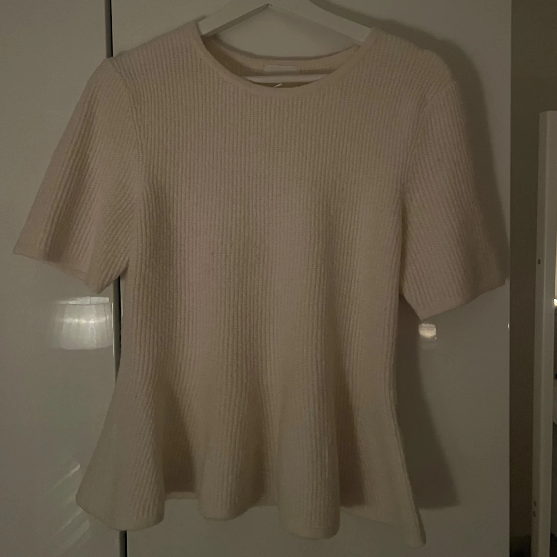 superfin stickad tshirt med volang