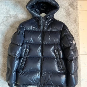 💫Moncler Ecrins💫 - Hej! Säljer nu denna sjukt snygga Moncler Ecrins i en extremt fin färg. Den är i storlek 0 vilket motsvarar XS/S. Den är i  fint skick, skulle säga 9/10. Årsmodell 2021. Nypris 19.000kr Hör av er vid frågor eller funderingar🌟💫