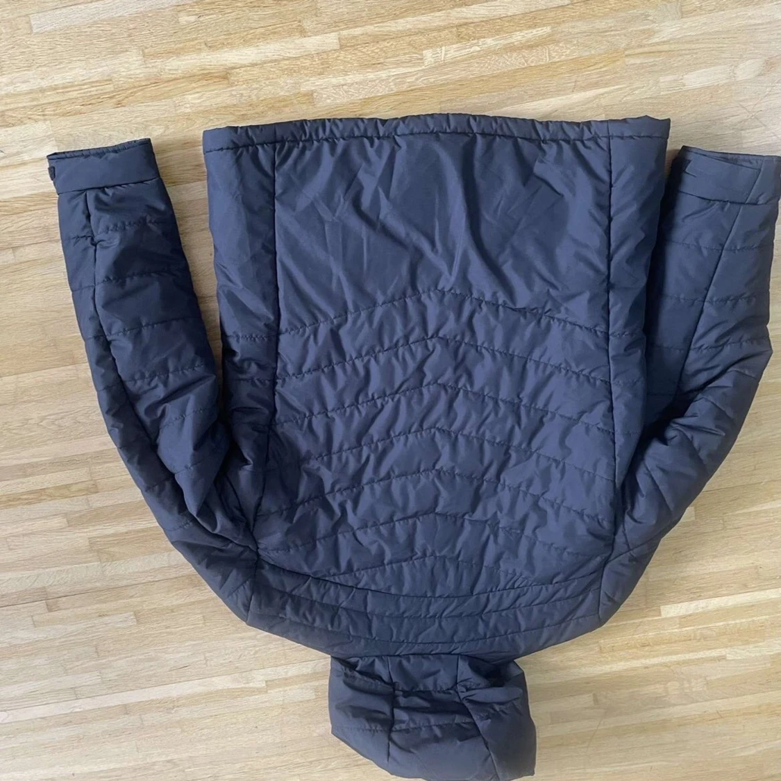 Svart pufferjacka från Peak Performance - 1