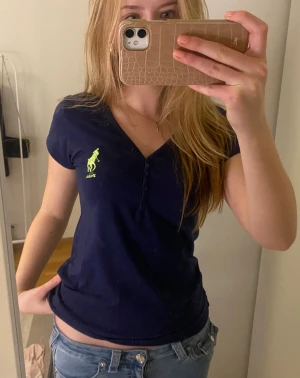 Mörkblå v-ringad topp Polo - såååå söt v-ringad topp från Polo med knappar!! stort limegrönt broderat logotyptryck på bröstet💘💘💖