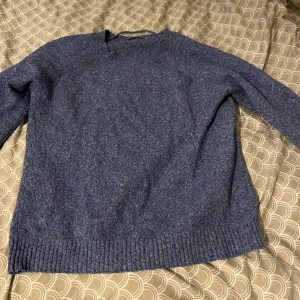 Blå stickad doffy tröja från Vero Moda - Blå stickad doffy tröja från vero Moda i storlek xs. Välanvänd men inte trasig eller nått sånt.