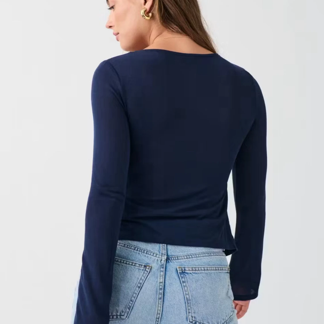 Mörkblå långärmad omlottopp med knyt - 1