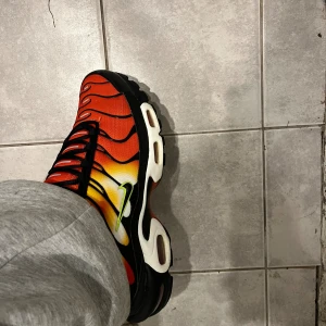 Nike Air Max Plus tn - Nike Air Max Plus sneakers storlek 43 i bra skick och äkta såklart! är i syntetmaterial och mesh för bra ventilation väldigt bekväma
