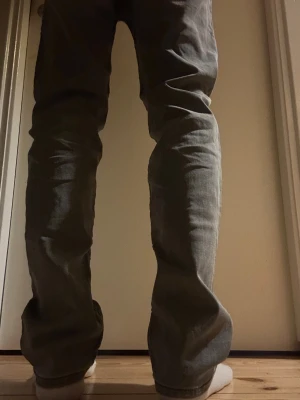 Grå jeans straight fit - Säljer ett par gråa jeans med straight fit. Klassisk femficksmodell och normal passform. Jeansen har en snygg tvättad look och är tillverkade i slitstarkt denim. Perfekt för dig som gillar stilrena och tidlösa jeans.