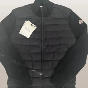 Moncler cardigan  - Svart moncler cardigan | storlek M men passar bättre S | tagsen medföljer ifall det önskas | priset är inte fast