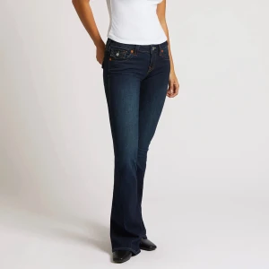 Mörkblå bootcut jeans True Religion - Snygga mörkblå jeans från True Religion med klassisk bootcut-passform och kontrastsömmar. Jeansen har detaljerade bakfickor med logoknapp och låg midja. Perfekt för dig som gillar en tidlös och cool look. Använda ett fåtal gånger, köpta på Nelly för 1200, säljer för 850💗💗