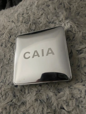 CAIA Soft Focus Powder Translucent - Säljer CAIA Soft Focus Powder i färgen Translucent. Kommer i en snygg, silvrig fyrkantig dosa med spegel. Pudret är pressat och har en ljus, neutral ton som ger en matt finish. Perfekt för att fixera din makeup och få en soft blur-effekt.Advänd 3 gångar.