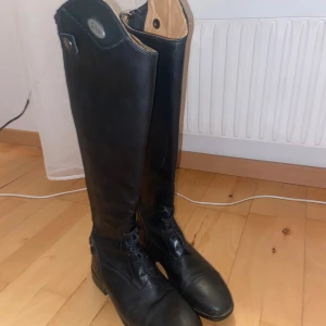 Ridstövlar  - Ridstövlar, använda enstaka gånger inte jättemycket, stl 37 men passar 37-38, tvättade så bra det går men fortfarande lite smutsiga på undersidan som inte försvann. Fortfarande väldigt fina även den lilla användningen. Priset går att diskutera