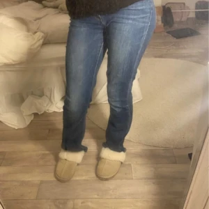 Levi's 715 Bootcut jeans blå - Säljer ett par Levi's 715 Bootcut jeans i klassisk blå tvätt. Modellen har bootcut-ben och normal passform, med snygga kontrastsömmar och fem fickor. Perfekt för dig som gillar en tidlös jeanslook med lite utsvängda ben. Dom är uppsprättafe längst ner, ja är 170 för referens, pris kan diskuteras vid snabb affär