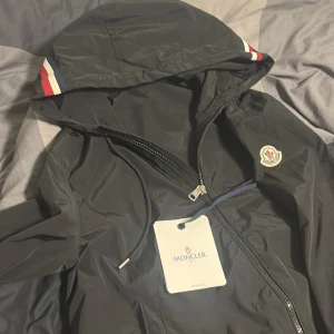 Moncler vindjacka windbreaker - En jätte fin Moncler vindjacka inga tecken på användning taggs finns kvar 