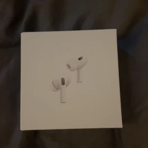 AirPods Pro - Säljer ett par Apple AirPods Pro i originalförpackning. Trådlösa hörlurar med aktiv brusreducering och laddningsetui. Ser ut att vara i mycket gott skick, inga synliga repor eller skador. Perfekt för musik, samtal och träning.