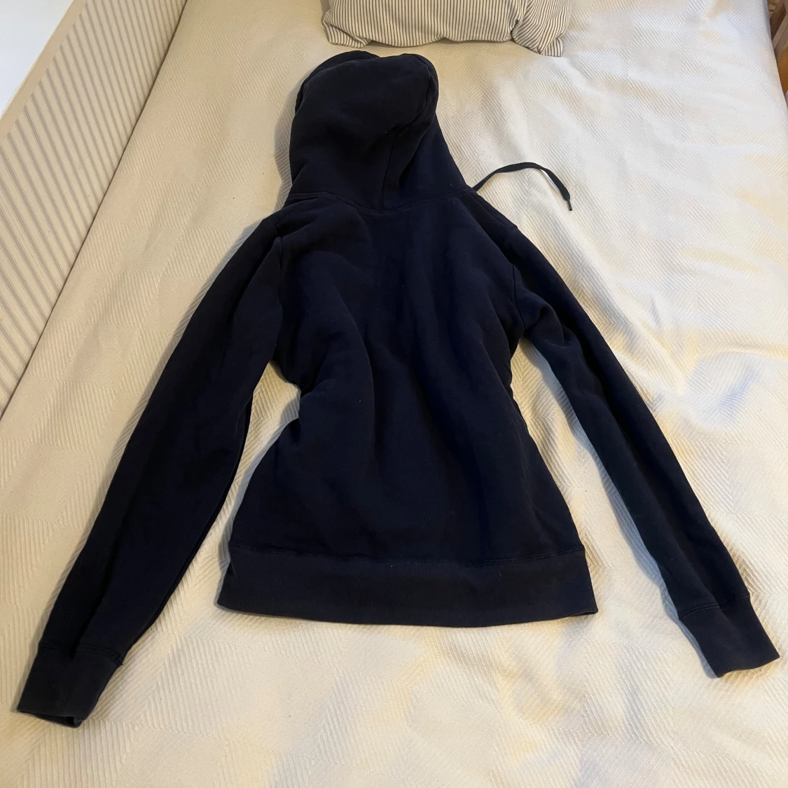 Mörkblå Hollister hoodie med teddyfoder - 2