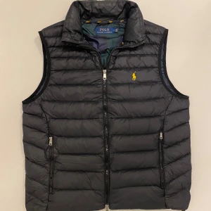 Svart Ralph lauren väst M - Svart polo Ralph Lauren dunväst //  Storlek M //  Mycket bra skick //  Skriv vid minsta fråga eller fundering💯🤝