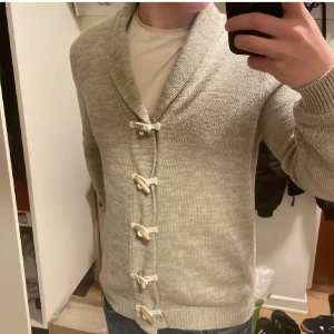 Beige stickad cardigan - Riktigt snygg unik stickad cardigan. Modellen är 180cm, 73kg. Storlek L men sitter som S-M. Priset går såklart att diskuteras! 