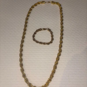 Cordell halsband & armband – 18K guldpläterat – Nytt skick - Säljer ett superfint cordell halsband och armband i 18K guldplätering. Båda delarna är i princip nya, endast använda 1–2 gånger och i perfekt skick. Halsbandet är 60 cm långt och 10 mm tjockt, armbandet är 20 cm långt och 8 mm tjockt. Riktigt snyggt set som ger en exklusiv look utan att kosta som massivt guld. Säljer eftersom de inte kommer till användning.