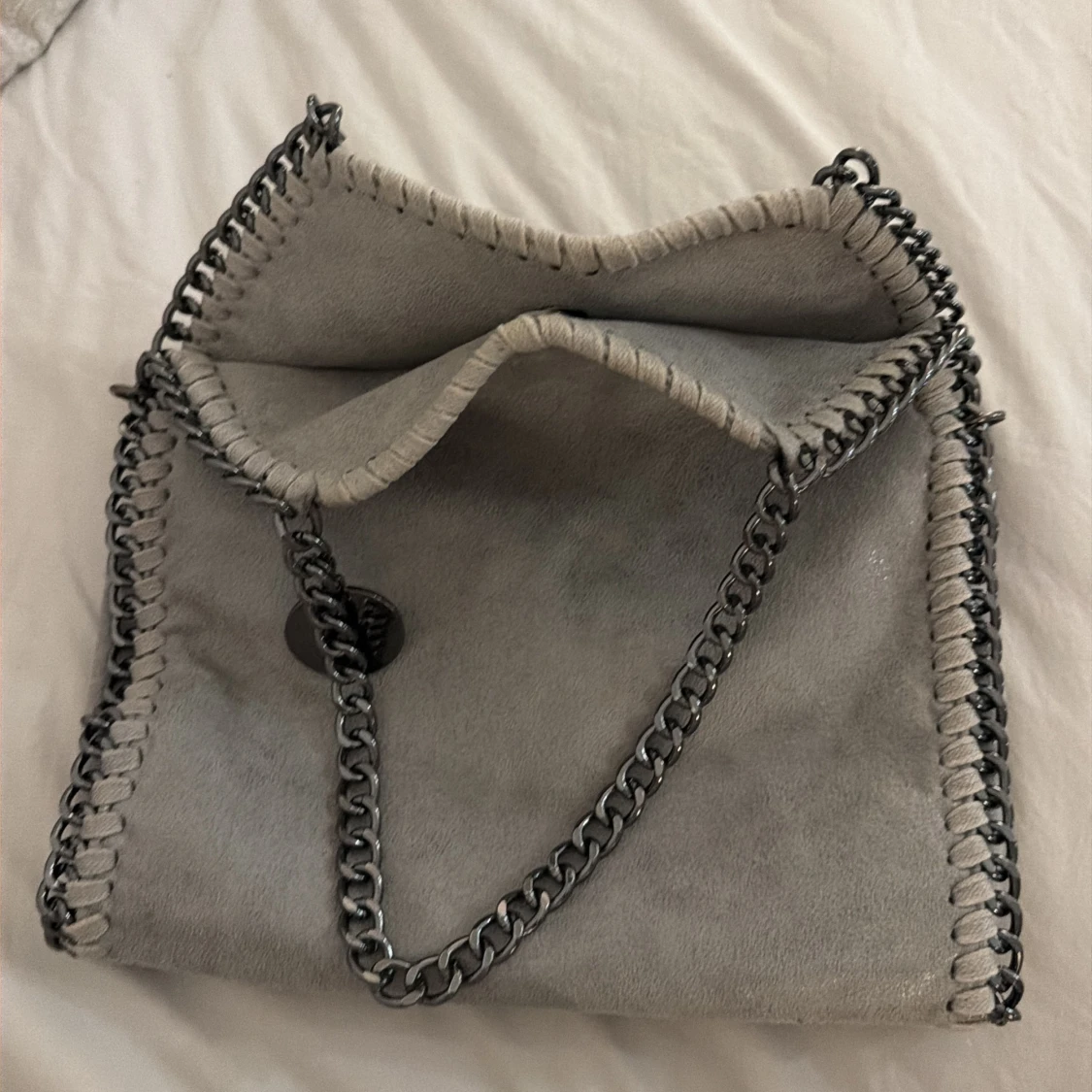 Grå axelväska med kedjedetaljer - 2