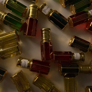 AuraDose parfym olja - Egna Handgjorda parfymoljor, där varje parfym har sin egna berättelse.   Picasso - Madagaskar vanilj, vanilj, amber, sandelträ och pink grapefrukt.   Sonder- vanilj, jasmin, amber och fräsh citrus.   Sonnet D’Amour - Tobacko vanilj, oud, amber och Ylang ylang  Komorebi - Madagaskar vanilj, jordgubbar, kokosnöt, amber och ylang ylang  Flâner - oud, vanilj, körsbär, jordgubbsglas, mysk och fräsh citrus  Oop… över ett års erfarenhet med att skapa egna parfymer - Instagram - Auradose_