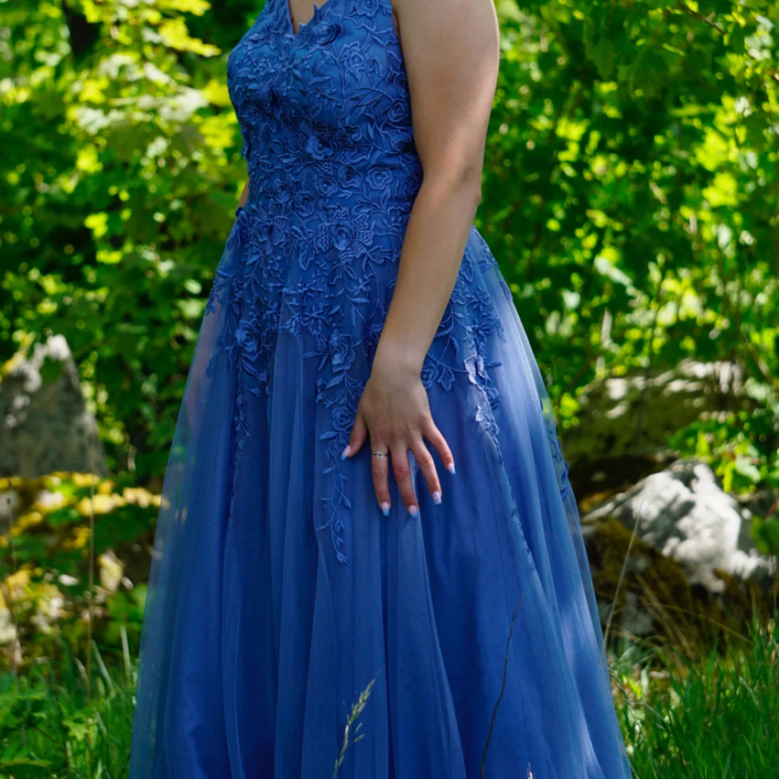 Blå långklänning med spetsdetaljer - 3