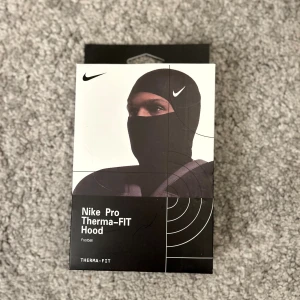 Nike skimask - Tja säljer nu en helt ny Nike skimask som inte har öppnats.                                                                                  Hör av er vid frågor!