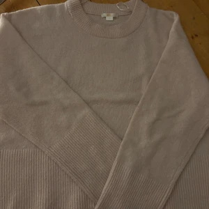 Ljusrosa stickad tröja Gina Tricot - Mysig ljusrosa stickad tröja från Gina Tricot med rund hals och ribbade muddar vid ärmslut och nederkant. Perfekt för dig som gillar enkel och stilren design. Passar dig som vill ha en skön och snygg tröja till hösten och vintern. Nästintill oanvänd då den inte passade min stil. Pris går att diskuteras, hör av dig vid frågor eller mer bilder på plagget💞