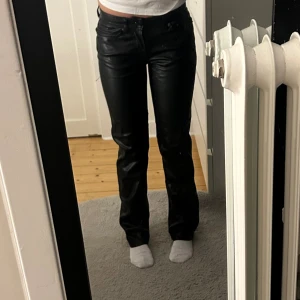 Svarta skinnbyxor från lager 157 - Snygga svarta byxor från 157 i storlek xxs!