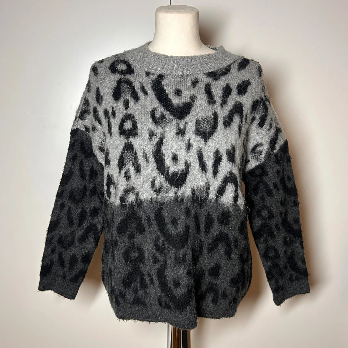 Stickad tröja leopard mango  - 1