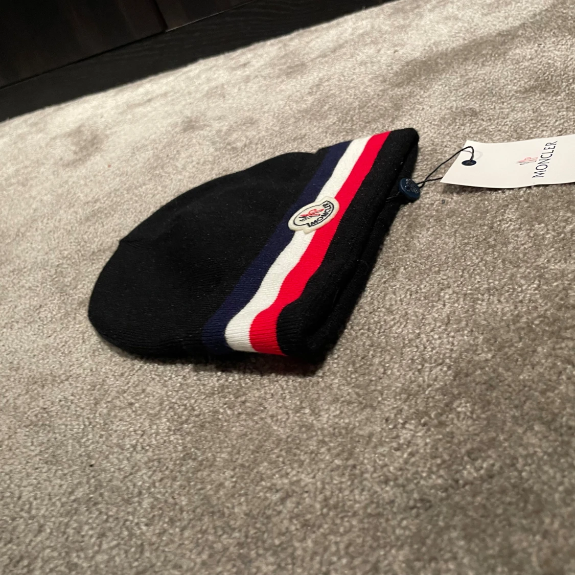 Svart Moncler mössa med ränder - 1