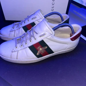  Ace Skor - Tjena! Nu har det blivit dags att sälja mina trogna  ace skor. Dom är i bra skick förutom en defekt på ena skon (se bild 4) men det går lätt att fixa hos en skomakare! Box ingår vid rätt pris! Hör av er vid frågor 🙌🏻 