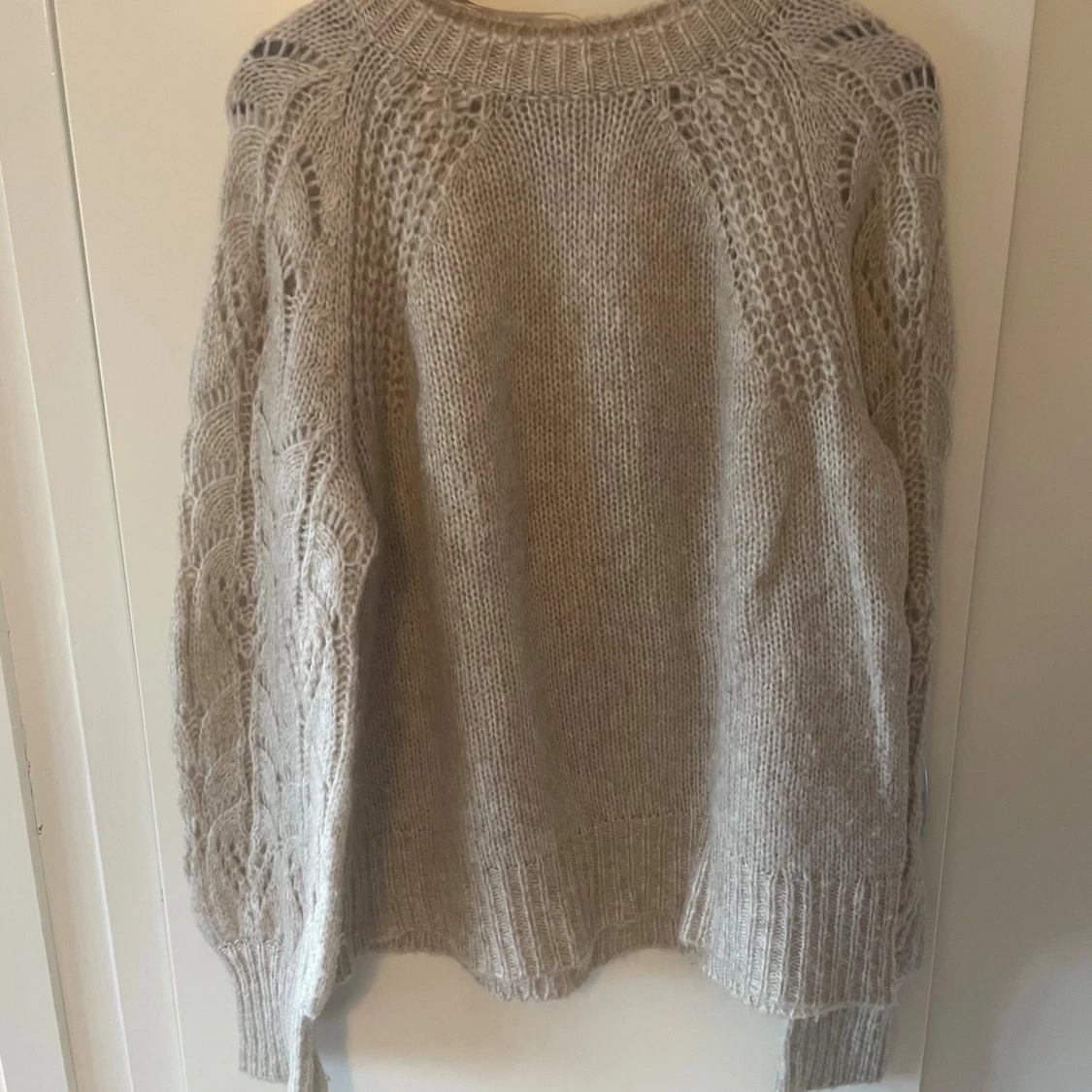 Beige stickad tröja från Kappahl