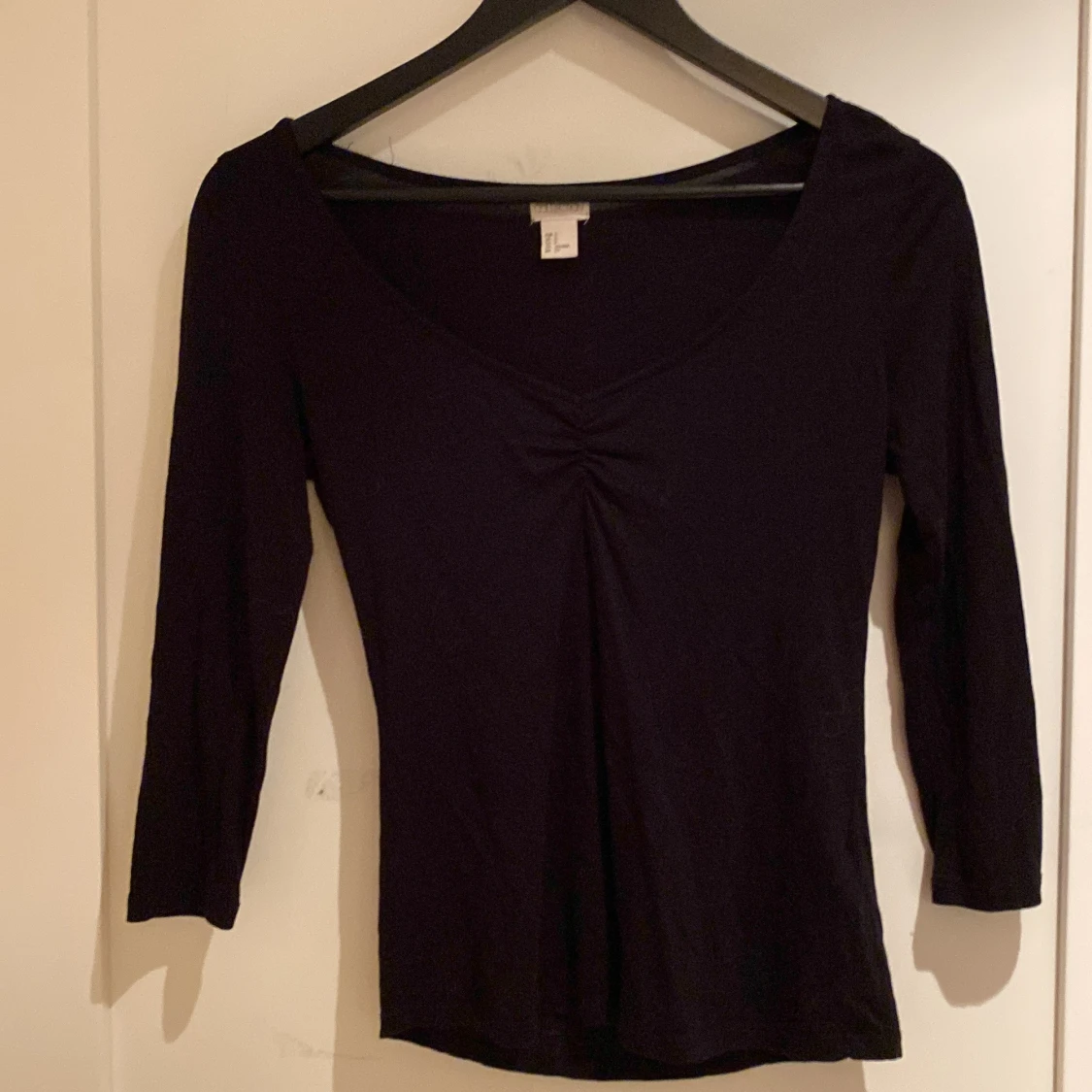 Svart topp med v-ringning H&M S