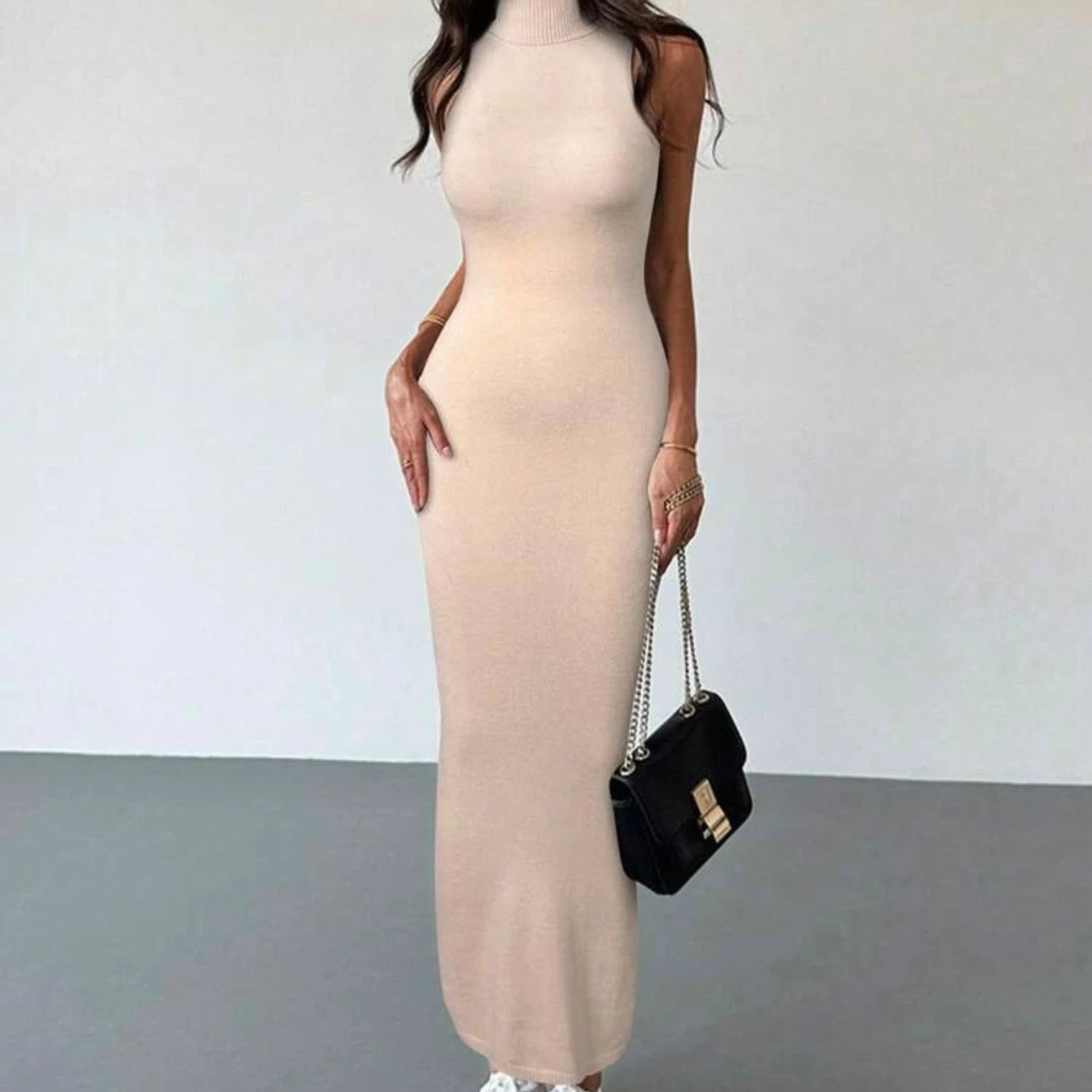 Beige ärmlös långklänning med polokrage - 2