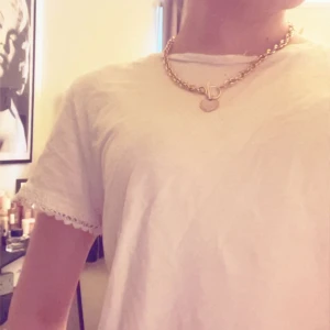 Vit blus med spetsärm från Zara - Supersöt vit blus från Zara med korta ärmar och fina spetsdetaljer längst ut på ärmsluten. Blusen har rund halsringning och är gjord i mjuk bomull, perfekt för en fräsch och enkel look.