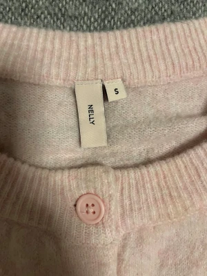 Stickad kortärmad tröja  - Jätte fin stickad tröja med knappar där fram ⭐️I parfekt rosa färg 💕