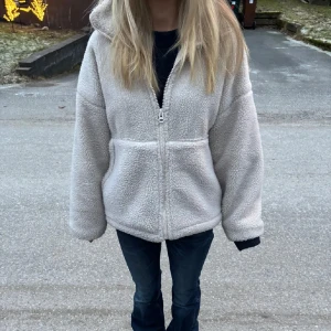 Teddyjacka  - Teddyjacka från carin Wester, köpt förra året ä. Använd en del men ingen tydlig defekt förutom att den blivit lite mörkare än original.