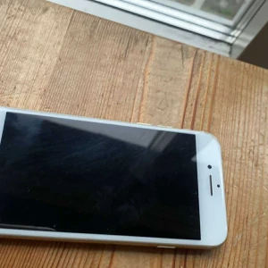 iPhone 7 - Snygg iPhone 7 i guld. 100% batterihälsa och i väldigt gott skick. Perfekt för dig som vill ha en prisvärd iPhone. Kameran och knapparna är hela.