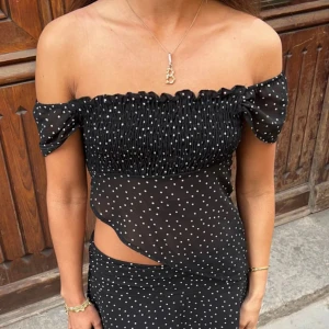 Prickig topp - Superfin prickig offshoulder topp från designbysi. Storlek xs/s. Nyskick🩷