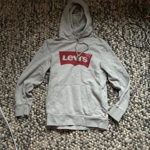 Levis hoodie - Tvär fet levis hoodie strl s passar xs, inga deffekter och fläckfri, hör av dig vid funderingar! 🤩
