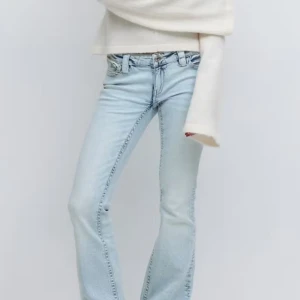 Ljusblå bootcut jeans från Gina - Säljer mina jeans från Gina tricot. Använt 4 ggr eller mer är inte säker. De är för korta för mig. Är 170cm passar ej. Skriv till mig om du är intresserad av att köpa.💗 kontakta mig först!!