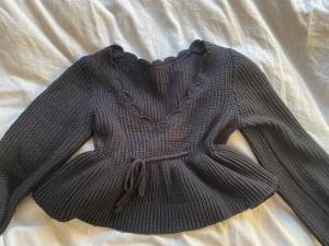 Svart stickad tröja - Supersöt svart stickad topp med lite små detaljer, skriv vid intresse 💞