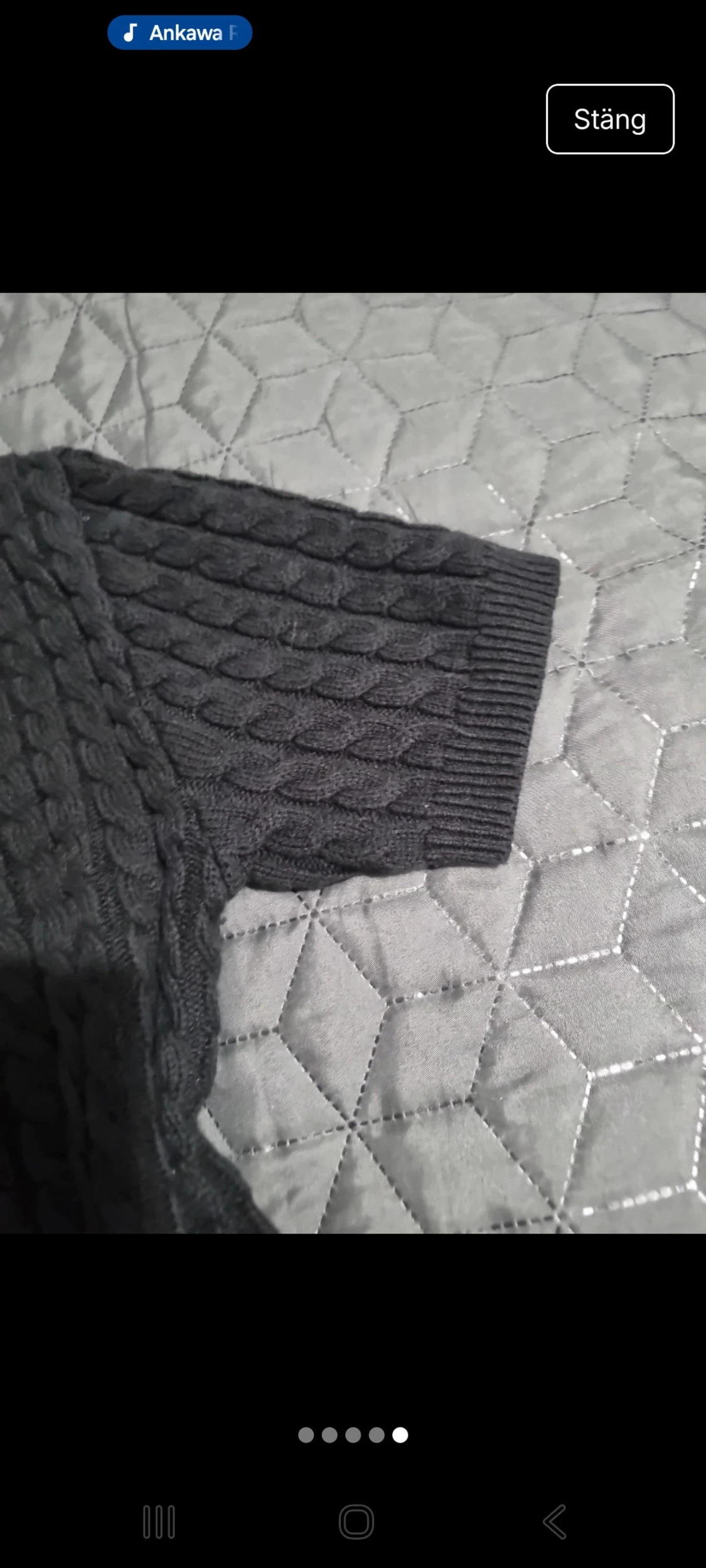 Svart stickad kofta från H&M med guldknappar - 4