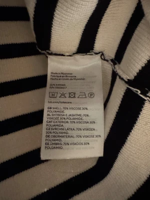 Svartvit randig crop top - Randig ribbad kort topp. Kan användas antingen som off sholder eller linne med båtringning. Storlek XS/S. 